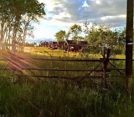 Flying U Ranch Hotell Seventy Mile House Eksteriør bilde